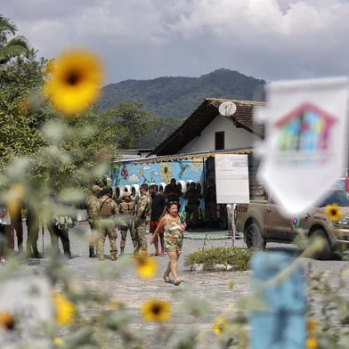 Security forces stand guard outside the private preschool where an attacker killed four children with a bladed weapon, in Blumenau, Santa Catarina State, in southern Brazil, on April 5, 2023. - A 25-year-old attacker burst into the Good Shepherd Center private preschool and killed four children with a bladed weapon before turning himself in to police, authorities said. Police and government officials said the man had also wounded four other people. (Photo by Anderson Coelho / AFP)Editoria: CLJLocal: BlumenauIndexador: ANDERSON COELHOSecao: schoolFonte: AFPFotógrafo: STR<!-- NICAID(15395009) -->