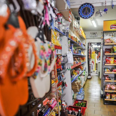 CAXIAS DO SUL, RS, BRASIL, 02/02/2023. Minimercados resistem ao tempo e à concorrência de grandes redes. O Mercado Muladeiro tem mais de 40 anos de história e é referência para moradores do bairro Sagrada Família. Na foto, José Eroquez dos Passos, fundador do empreendimento, e a filha, Cátia Cristina dos Passos, 39, que trabalha no minimercado. Também na foto Maitê, 2, filha de Cátia. (Neimar De Cesero/Agência RBS)Indexador: NEIMAR DE CESERO<!-- NICAID(15338870) -->