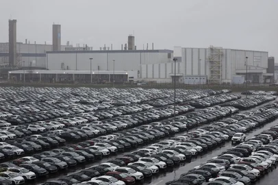 GRAVATAÍ, RS, BRASIL, 18-07-2025: Veículos Chevrolet novos no pátio da fábrica da General Motors, às margens da Freeway, em Gravataí. Com impacto econômico para a região da planta e o Estado, a GM completa 25 anos no Rio Grande do Sul. Foto: Mateus Bruxel/Agência RBSIndexador: MATEUS BRUXEL<!-- NICAID(16083310) -->