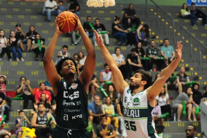 CAXIAS DO SUL, RS, BRASIL, 09/03/2024. Caxias do Sul Basquete x Bauru, jogo válido pela 33ª rodada do Novo Basquete Brasil - NBB 2023/2024 - realizado no ginásio do Sesi. (Porthus Junior/Agência RBS)Indexador:                                 <!-- NICAID(15701118) -->