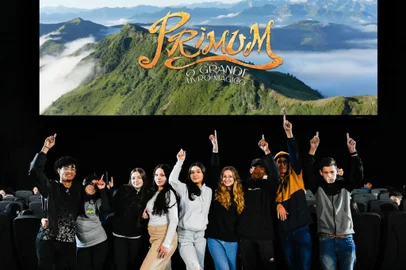 O filme Primum – O Grande Livro Mágico foi exibido de forma especial na última quinta-feira (13/07), no GNC Cinemas, em Caxias do Sul. Ao todo, 280 crianças e adolescentes de 10 a 15 anos prestigiaram a sessão. A iniciativa é mais uma entrega do projeto cultural Livro Que Te Quero Ao Vivo à comunidade, em parceria com o shopping Villagio Caxias e o GNC. Não foi cobrado ingresso.<!-- NICAID(15484404) -->