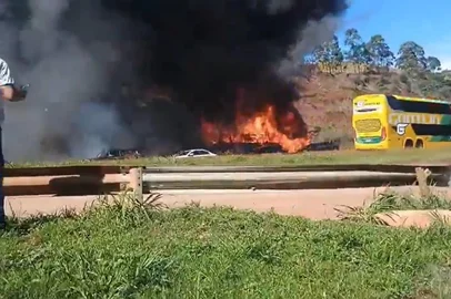 De acordo com a Polícia Rodoviária Federal, o motorista e os passageiros conseguiram deixar o veículo antes de ser tomado pelo fogo<!-- NICAID(16201468) -->