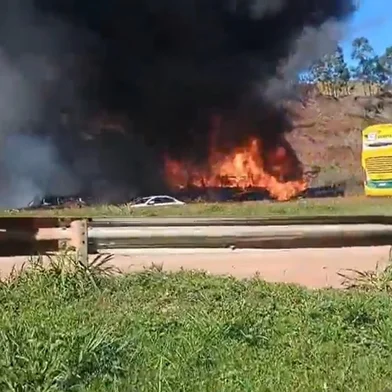 De acordo com a Polícia Rodoviária Federal, o motorista e os passageiros conseguiram deixar o veículo antes de ser tomado pelo fogo<!-- NICAID(16201468) -->