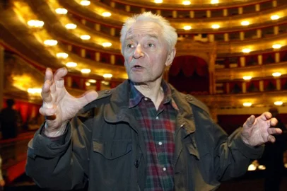 (FILES) Russian choreographer Yuri Grigorovich gestures during a final rehearsal of 'A Legend of Love' ballet on stage of the Bolshoi theater in Moscow, 23 April 2002. Famous Soviet and Russian choreographer Yuri Grigorovich ed away at the age of 98, local media report. (Photo by Alexander NEMENOV / AFP)<!-- NICAID(16040529) -->