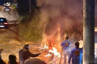 Moradores fazem protesto após ficarem mais de um dia sem luz da Alvorada<!-- NICAID(16342835) -->