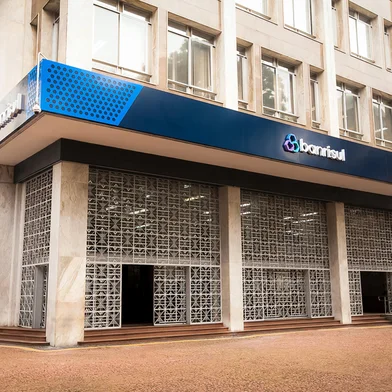 ** A pedido de Leandro Brixius.O Banrisul atualizou recentemente a sua marca, buscando um posicionamento mais coletivo, humano e contemporâneo. Fotógrafo: Reinaldo Foltz Neto<!-- NICAID(15126998) -->