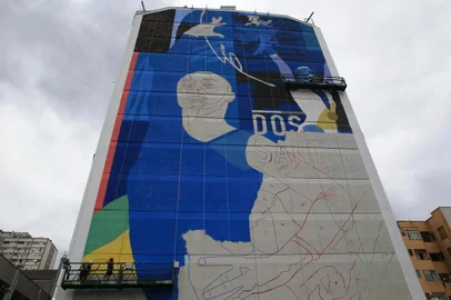PORTO ALEGRE, RS, BRASIL, 30/10/2023- MURAL GIGANTE _ Daiane dos Santos será homenageada em mural de 50 metros no Prédio da Fecomércio na entrada de Porto Alegre. Foto: Ronaldo Bernardi / Agencia RBS<!-- NICAID(15583294) -->