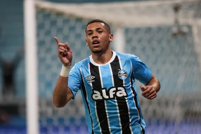 PORTO ALEGRE, RS, BRASIL, 08-07-2025: Na Arena, Grêmio enfrenta o São José valendo o título da Recopa. O duelo promove o encontro entre o campeões do Gauchão 2024 — o Tricolor — e da Copa FGF do ano passado — o Zeca. Na foto, Gol de Alysson, para o 1-0. Fotos: Duda Fortes/Agência RBS<!-- NICAID(16076185) -->
