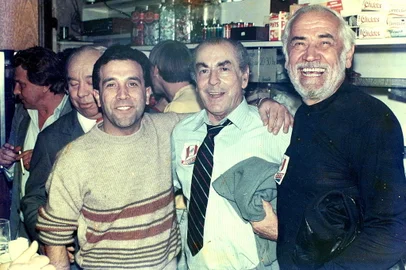 O Bar 13, tradicional reduto político de Caxias do Sul, completa quatro décadas neste ano e será homenageado pela Câmara de Vereadores quarta-feira (dia 22.03.07). Na foto o proprietário Valmor José Berzaghi (Cabeça) posa ao lado de Leonel Brizola (C) e Bruno Segalla (D). Foto de 15 de agosto de 1988. Fonte: Arquivo Pessoal Fotógrafo: Arquivo Pessoal<!-- NICAID(1120209) -->