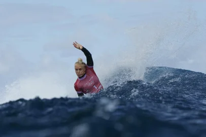 Brazil's Tatiana Weston-Webb carves a wave in the women's surfing semi-finals, during the Paris 2024 Olympic Games, in Teahupo'o, on the French Polynesian Island of Tahiti, on August 5, 2024. (Photo by Ben Thouard / AFP) / -- IMAGE RESTRICTED TO EDITORIAL USE - STRICTLY NO COMMERCIAL USE --<!-- NICAID(15833376) -->