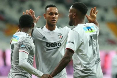 Souza, do Besiktas <!-- NICAID(14808915) -->