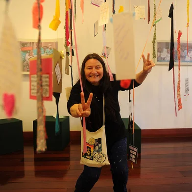 CAXIAS DO SUL, RS, BRASIL, 05/10/2021 - Artista visual urbana Alexandra Faccio, 50 anos, a Teca, comemora sua primeira exposição, no Museu Municipal.  (Marcelo Casagrande/Agência RBS)<!-- NICAID(14907011) -->