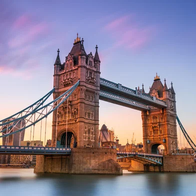 Tower bridge in london at sunset London UK MarchIndexador: dario amadeFonte: 257755130<!-- NICAID(15744951) -->