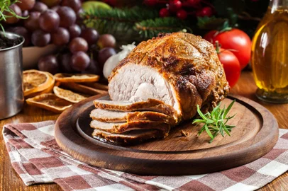 Baked pork ham on cutting board*A PEDIDO DE CAROLINA PASTL* Ceia de natal e ano novo - Foto: Sławomir Fajer/stock.adobe.comFonte: 286052405<!-- NICAID(15305999) -->