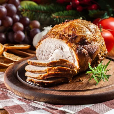 Baked pork ham on cutting board*A PEDIDO DE CAROLINA PASTL* Ceia de natal e ano novo - Foto: Sławomir Fajer/stock.adobe.comFonte: 286052405<!-- NICAID(15305999) -->