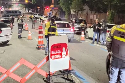 A operação da Balada Segura, em Caxias do Sul, flagrou 30 motoristas dirigindo alcoolizados ou se recusaram a fazer o teste de etilômetro na madrugada deste domingo (11). Ninguém foi preso. <!-- NICAID(16034709) -->