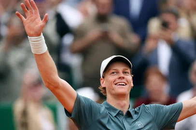 Italy's Jannik Sinner celebrates after winning against Spain's Carlos Alcaraz following their Monte Carlo ATP Masters Series Tournament final tennis match on Court Rainier III at the Monte-Carlo Country Club in Roquebrune-Cap-Martin, south-eastern France on April 12, 2026. (Photo by Valery HACHE / AFP)<!-- NICAID(16264152) -->