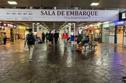 O corredor central da Estação Rodoviária de Porto Alegre foi parcialmente interditado devido a alagamentos causados pelo temporal da noite de domingo (1º). O corredor central foi bloqueado em razão da água, fazendo com que lojistas fossem atingidos e suspendessem atendimento.<!-- NICAID(15926425) -->
