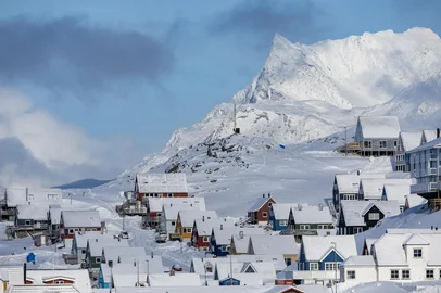Sermitsiaq Mountain looms behind a row of houses in Nuuk, Greenland, on March 4, 2025. US President Donald Trump has strained relations with Denmark by repeatedly signalling that he wants control over Greenland, an autonomous Danish territory which will hold legislative elections on March 11. (Photo by Odd ANDERSEN / AFP)Editoria: POLLocal: NuukIndexador: ODD ANDERSENSecao: politics (general)Fonte: AFPFotógrafo: STF<!-- NICAID(15988961) -->