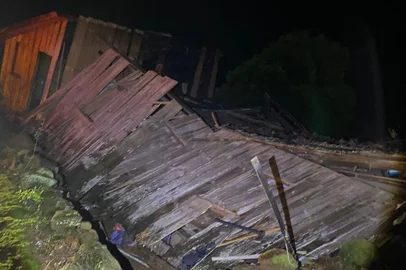 Casal fica ferido após casa de madeira desabar em Antônio Prado<!-- NICAID(15548660) -->