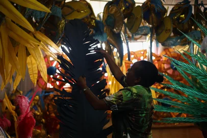 CAXIAS DO SUL, RS, BRASIL, 11/02/2026.  Carnaval de Rua voltará a ter desfile competitivo em Caxias do Sul. Neste ano, festividade será no dia 28 de fevereiro, na rua Sinimbú, no centro. Na foto, Carla Fonseca, presidente da  Escola de Samba São Vicente. (Ariéli Ziegler/Agência RBS)Indexador: Arieli Ziegler<!-- NICAID(16223699) -->
