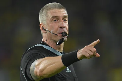 Brazilian referee Anderson Daronco gestures during the 2026 FIFA World Cup South American qualification football match between Ecuador and Chile at the Rodrigo Paz Delgado Stadium in Quito on November 21, 2023. (Photo by Rodrigo BUENDIA / AFP)Editoria: SPOLocal: QuitoIndexador: RODRIGO BUENDIASecao: soccerFonte: AFPFotógrafo: STF<!-- NICAID(15636966) -->