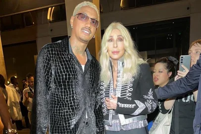 Cher celebra um ano com o namorado 40 anos mais novo: "nunca é tarde demais para descobrir o amor"<!-- NICAID(15566126) -->