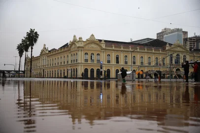 Enchentes tomam conta de Porto Alegre - Foto: Duda Fortes/Agência RBS<!-- NICAID(15753701) -->