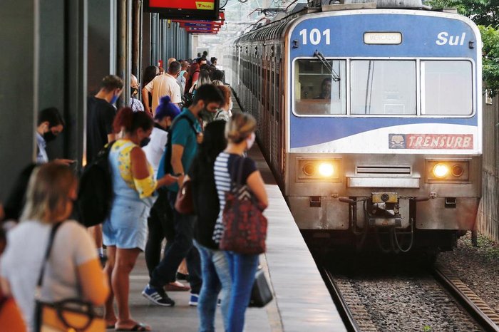 Na Estação Sapucaia, por volta das 8h10min, o movimento já era menor, mas muita gente ainda aguardava pelo trem