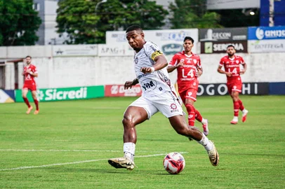 Atacante Douglas Skilo drante vitória por 2 a 1 do Caxias sobre o São Luiz, em Ijuí, pela Taça Farroupilha.<!-- NICAID(16227768) -->
