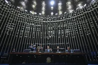 PlenÃ¡rio do Senado Federal durante sessÃ£o deliberativa ordinÃ¡ria. Ordem do dia. Na pauta,  discussÃ£o da  proposta de emenda Ã  ConstituiÃ§Ã£o  que acaba com a escala 6x1 â seis dias de trabalho e um de repouso ( PEC 221/2019). O texto reduz a jornada laboral de 44 para 40 horas semanais, que podem ser cumpridas em cinco dias de oito horas diÃ¡rias com repouso semanal remunerado de dois dias. A proposta estabelece dois dias de repouso, um deles preferencialmente aos domingos, sem reduÃ§Ã£o salarial.Mesa: lÃ­der do governo no Senado Federal, senadora Teresa LeitÃ£o (PT-PE);lÃ­der do governo no Congresso Nacional, senador Randolfe Rodrigues (PT-AP);presidente do Senado Federal, senador Davi Alcolumbre (UniÃ£o-AP); secretÃ¡rio-geral da Mesa do Senado Federal, Danilo Augusto Barboza de Aguiar;senador Veneziano Vital do RÃªgo (MDB-PB).Foto: Ton Molina/AgÃªncia Senado<!-- NICAID(16381618) -->
