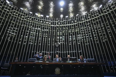 Ton Molina / Agência Senado/Divulgação Plenário do Senado Federal durante sessão deliberativa ordinária. Ordem do dia. Na pauta, discussão da proposta de emenda à Constituição que acaba com a escala 6x1 â seis dias de trabalho e um de repouso ( PEC 221/2019). O texto reduz a jornada laboral de 44 para 40 horas semanais, que podem ser cumpridas em cinco dias de oito horas diárias com repouso semanal remunerado de dois dias. A proposta estabelece dois dias de repouso, um deles preferencialmente aos domingos, sem redução salarial.Mesa: lÃder do governo no Senado Federal, senadora Teresa Leitão (PT-PE);lÃder do governo no Congresso Nacional, senador Randolfe Rodrigues (PT-AP);presidente do Senado Federal, senador Davi Alcolumbre (União-AP); secretário-geral da Mesa do Senado Federal, Danilo Augusto Barboza de Aguiar;senador Veneziano Vital do Rêgo (MDB-PB).Foto: Ton Molina/Agência Senado<!-- NICAID(16381618) -->