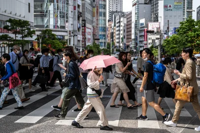 Pedestrians cross a street in the Shinjuku district of Tokyo on June 1, 2023. Japan experienced its warmest spring on record this year, the national weather agency said June 1, as greenhouse gasses and El Nino combine to send temperatures soaring worldwide. (Photo by Philip FONG / AFP)Editoria: LIFLocal: TokyoIndexador: PHILIP FONGSecao: leisure (general)Fonte: AFPFotógrafo: STF<!-- NICAID(15444872) -->
