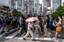 Pedestrians cross a street in the Shinjuku district of Tokyo on June 1, 2023. Japan experienced its warmest spring on record this year, the national weather agency said June 1, as greenhouse gasses and El Nino combine to send temperatures soaring worldwide. (Photo by Philip FONG / AFP)Editoria: LIFLocal: TokyoIndexador: PHILIP FONGSecao: leisure (general)Fonte: AFPFotógrafo: STF<!-- NICAID(15444872) -->