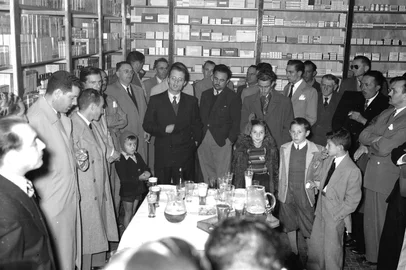Inauguração da Farmácia Minerva, em 2 de abril de 1949. Empreendimento da firma Covolo & Bortolucci, a Minerva situava-se na Rua Sinimbu, 1.601, entre a Marquês do Herval e a Borges de Medeiros. De propriedade dos senhores Humberto Bortolucci - de Bom Jesus - e Nelson Covolo - da antiga farmácia da Maesa -, o estabelecimento foi anunciado pela imprensa da época como de “instalações modernas, profissional competente e serviço noturno permanente”. Além dos citados, participaram da solenidade o vice-prefeito, Angelo Costamilan; o empresário Júlio João Eberle, o senhor Paulino Battastini, representante do Banco Industrial; o jornalista Mário Gardelin e os médicos Renato Del Mese, Décio Merlotti Pereira e César Serafini.<!-- NICAID(16052100) -->