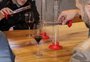 Em vinícola de Bento Gonçalves, turistas preparam o próprio vinho maturado em barris de madeiras brasileiras