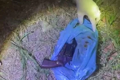 Nesta terça-feira (11/02), a Polícia Civil, através da Delegacia de Polícia de Balneário Pinhal e do Posto Policial de Quintão, prendeu um homem, de 50 anos, suspeito de matar o amigo, em Pinhal, no início de fevereiro deste ano.Com as diligências investigatórias, os policiais encontraram a arma de fogo usada para efetuar do disparo em direção à cabeça da vítima. Um cão farejador auxiliou nas buscas do revólver, o qual foi encontrado enterrado no pátio da residência do suspeito. Além disso, o local foi isolado para perícia, tendo sido confirmada a manipulação do solo e manchas semelhantes a sangue na grama e areia, com o uso de luminol.<!-- NICAID(15975164) -->