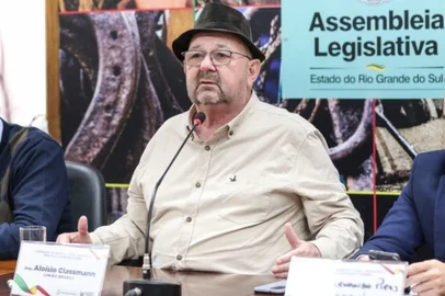 Foto: Lucas Kloss | Agência ALRSLegenda: Deputado Aloísio Classmann (UNIÃO) destaca medidas de apoio ao agronegócio gaúcho.