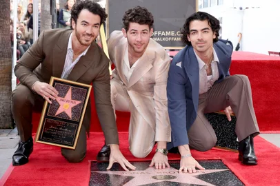 The Jonas Brothers Honored With Star On The Hollywood Walk Of FameHOLLYWOOD, CALIFORNIA - JANUARY 30: (L-R) Kevin Jonas, Nick Jonas, and Joe Jonas of The Jonas Brothers attend The Hollywood Walk of Fame star ceremony honoring The Jonas Brothers on January 30, 2023 in Hollywood, California.   Amy Sussman/Getty Images/AFP (Photo by Amy Sussman / GETTY IMAGES NORTH AMERICA / Getty Images via AFP)Editoria: ACELocal: HollywoodIndexador: AMY SUSSMANSecao: celebrityFonte: GETTY IMAGES NORTH AMERICAFotógrafo: CONTRIBUTOR<!-- NICAID(15335686) -->