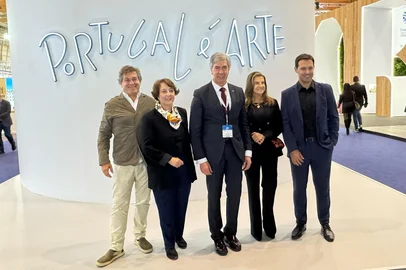 Bernardo Cardoso (diretor de Turismo de Portugal no Brasil), Lídia Monteiro (vogal Turismo de Portugal), Pedro Machado (secretário de Estado do Turismo de Portugal), Marta Rossi e Eduardo Zorzanello (diretores do Festuris) na  Feira Internacional de Turismo de Lisboa. <!-- NICAID(15997150) -->