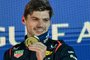 Red Bull Racing's Dutch driver Max Verstappen holds up his medal on the podium after winning the Bahrain Formula One Grand Prix at the Bahrain International Circuit in Sakhir on March 5, 2023. (Photo by ANDREJ ISAKOVIC / AFP)Editoria: SPOLocal: SakhirIndexador: ANDREJ ISAKOVICSecao: motor racingFonte: AFPFotógrafo: STF<!-- NICAID(15366992) -->