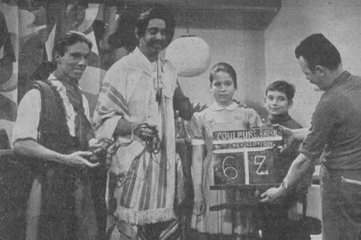 1958, ParisO conjunto Os Gaudérios fazia sucesso na programação da Rádio Farroupilha. Em 1958, os músicos Carlos Medina, Neneco, Zé Gomes e Morais Filho deram uma pausa nas apresentações em Porto Alegre para levar a música gaúcha à Europa. O grupo viajou acompanhado dos folcloristas Paixão Côrtes e Antônio Augusto Fagundes, que formaram pares de dança com as prendas Vera Pratini de Morais e Tais Virmond, alunas da escola de Tony Petzhold.<!-- NICAID(15823516) -->