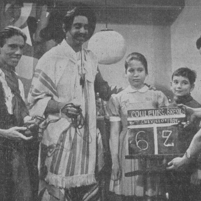 1958, ParisO conjunto Os Gaudérios fazia sucesso na programação da Rádio Farroupilha. Em 1958, os músicos Carlos Medina, Neneco, Zé Gomes e Morais Filho deram uma pausa nas apresentações em Porto Alegre para levar a música gaúcha à Europa. O grupo viajou acompanhado dos folcloristas Paixão Côrtes e Antônio Augusto Fagundes, que formaram pares de dança com as prendas Vera Pratini de Morais e Tais Virmond, alunas da escola de Tony Petzhold.<!-- NICAID(15823516) -->