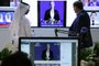 Journalists watch an introductory video by the 'artificial intelligence' anchor Fedha on the twitter account of Kuwait News service, in Kuwait City on April 9, 2023. (Photo by YASSER AL-ZAYYAT / AFP)Editoria: FINLocal: Kuwait CityIndexador: YASSER AL-ZAYYATSecao: mediaFonte: AFPFotógrafo: STR<!-- NICAID(15398970) -->