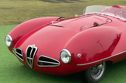 Foto de Disco Volante C52 1900 no Boulevard Laçador.Carros icônicos da marca italiana Alfa Romeo foram recriados por dois colecionadores gaúchos. Edgar Bortolini e Wanderley Natali montaram os automóveis Disco Volante C52 1900, de 1952, e o Disco Volante Fianchi Stretti, de 1953. Utilizando as mesmas técnicas e padrões da época, fizeram as duas maravilhas ao longo de seis anos.<!-- NICAID(16064595) -->