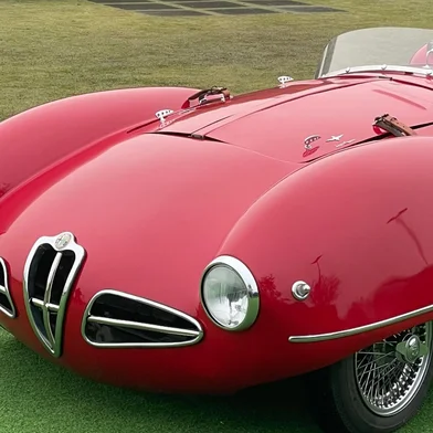 Foto de Disco Volante C52 1900 no Boulevard Laçador.Carros icônicos da marca italiana Alfa Romeo foram recriados por dois colecionadores gaúchos. Edgar Bortolini e Wanderley Natali montaram os automóveis Disco Volante C52 1900, de 1952, e o Disco Volante Fianchi Stretti, de 1953. Utilizando as mesmas técnicas e padrões da época, fizeram as duas maravilhas ao longo de seis anos.<!-- NICAID(16064595) -->