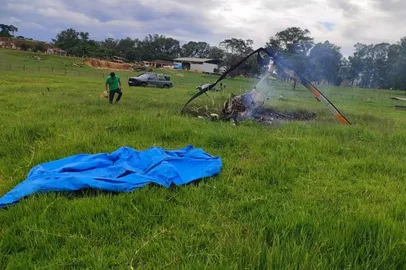 Aeronave cai em fazenda e deixa três mortos em Minas Gerais <!-- NICAID(15962995) -->