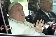 Pope Francis waves as he leaves the Gemelli hospital after a five weeks hospitalization for pneumonia, in Rome on March 23, 2025. Pope Francis is to leave hospital todayand return to his residence in the Vatican, where he is to spend "at least two months" recovering, one of his doctors announced during a press conference on March 22, 2025. (Photo by Tiziana FABI / AFP)<!-- NICAID(16001467) -->