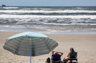 IMBÉ, RS, BRASIL, 21/01/2026: Após chuva no início da manhã, sol volta a aparecer no litoral Norte. Vento persiste, e máxima chega aos 23°C. Fotos: Duda Fortes/Agencia RBS<!-- NICAID(16208164) -->