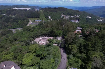 O Residencial Condado Ana Carolina, que tinha risco de desabar desde o último domingo (19), em Gramado, desabou às 5h38min desta quinta-feira (23). Construído em uma encosta na Rua Ladeira das Azaléias, numa área total construída de 3363.64 m² em cinco pavimentos, o condomínio fica no bairro Planalto e acima do bairro Três Pinheiros<!-- NICAID(15606705) -->